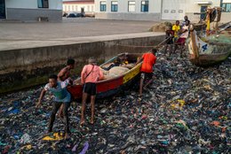 Accra;-Ghana;-Jamestown;-fishing-harbour;-plastic-pollution;-waste;-floating-debris;-Korle-Lagoon;-environmental-crisis;-flat-bottomed-motorised-boat;-outboard-motor;-fishermen;-port-infrastructure;-Sino-Ghanaian-cooperation;-Gulf-of-Guinea;-West-Africa;-documentary-photography;-environmental-photography;-Kaleidos;-Kaleidos-images;-La-parole-à-limage;-Stories-Pictures;-Tarek-Charara
